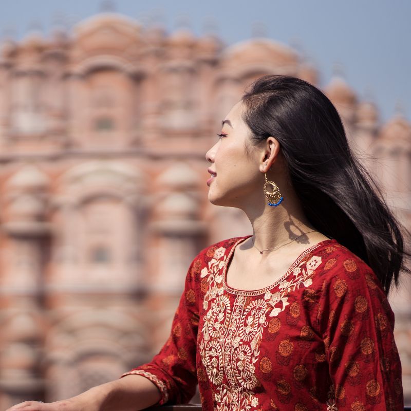 A lady in front of Hawa mahal